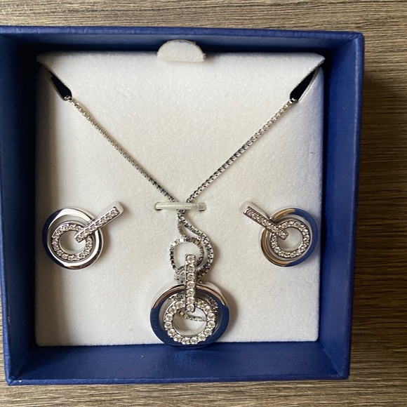 SWAROVSKI SILVER NECKLACE AND EARRINGS SET - Picture 3 of 9